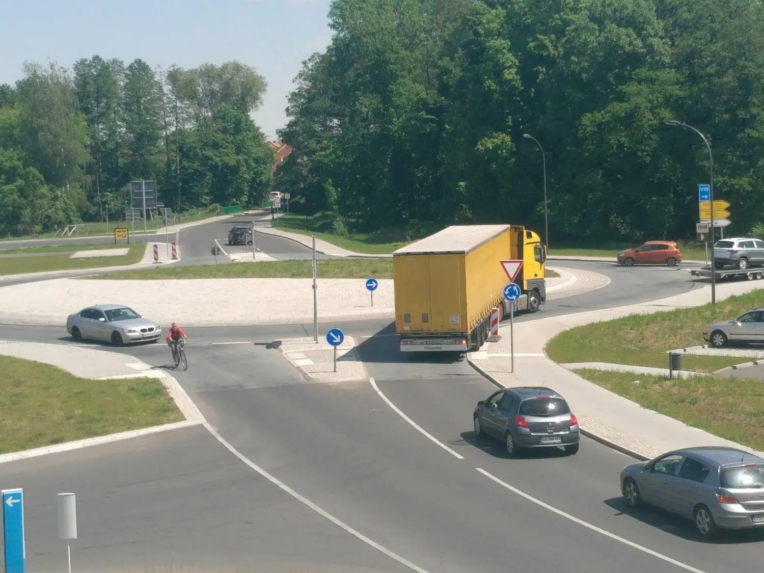 Zu schnelles Einfahren von Lkw in den Vetschauer Kreisel oder falsche Lenkbewegungen waren bereits Ursache für Beschädigungen am Kreisverkehr. Er wurde 2020 fertiggestellt, musste aber knapp ein Jahr später schon wieder saniert werden.