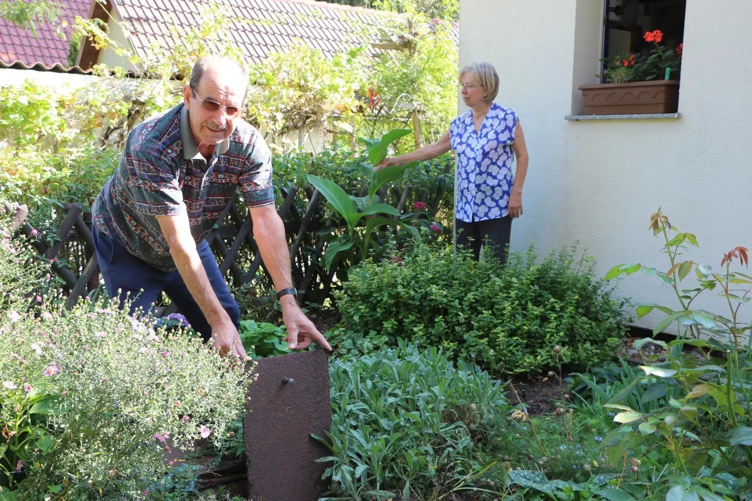 Georg (79) und Walttraud (76) Boguth aus Neubuchwalde in Lohsa entsorgen das Abwasser ihrer Sommerlaube über eine abflusslose Grube. Einen Anschluss ans Abwassernetz wollten sie nie, bekommen sie jetzt aber. Kosten: Über 220000 Euro.
