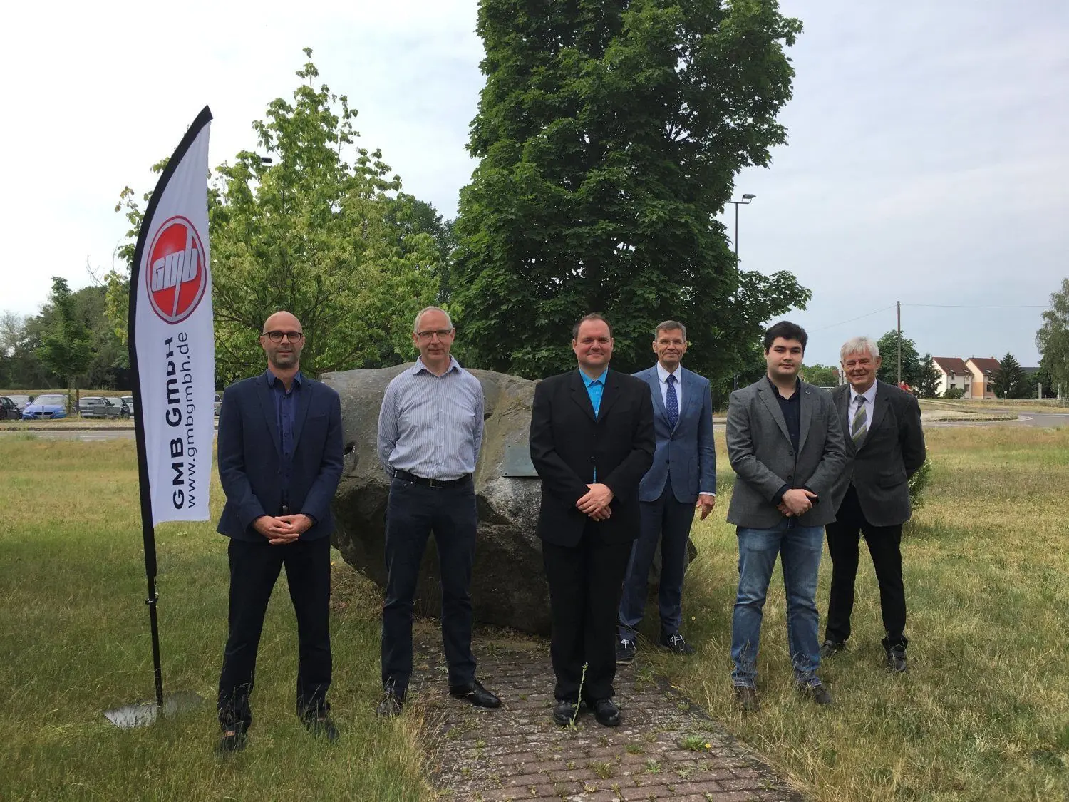 So sehen Sieger aus. Die Gewinner des ersten Preises beim Lausitzer Wissenschafts-Transferpreis von der Firma GMB und dem Institut für Umwelttechnik und Recycling Senftenberg. Ronny Claus (Hydrologe), Andreas Bürger (Laborant BTU), Jan Magister, (akadem. Mitarbeiter BTU), Dr.Ing. Michael Strzodka (GMB GmbH), Dashqin Turabov (Student BTU), Prof.Dr.-Ing. Peter Biegel (Professor im Ruhestand, v.l.)