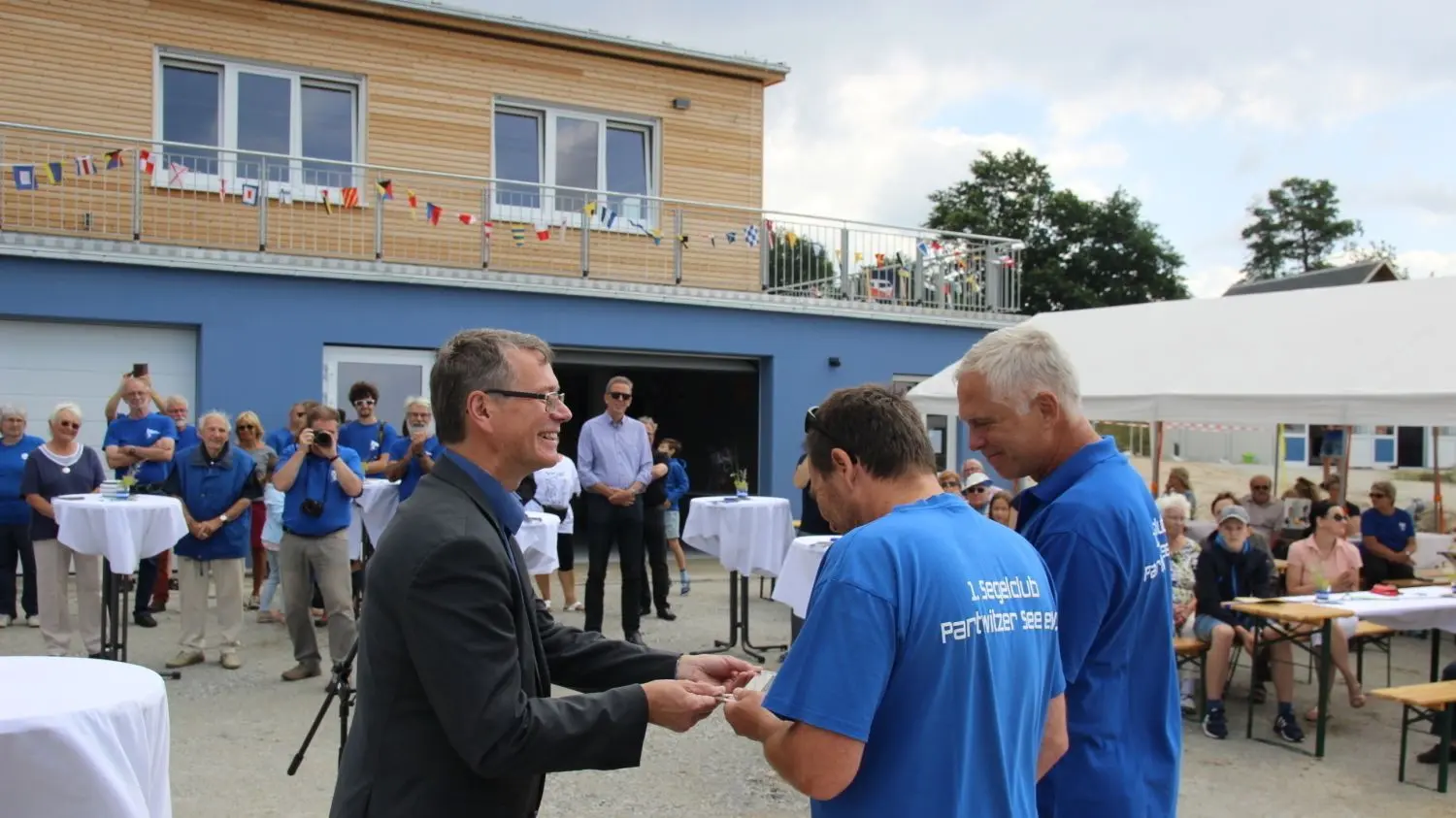 Gerd Richter von der LMBV (l.) überreicht den Seglern Ralf-Peter Jahn (M.) und Mathis Schmidt den symbolischen Schlüssel für das Seglerheim.
