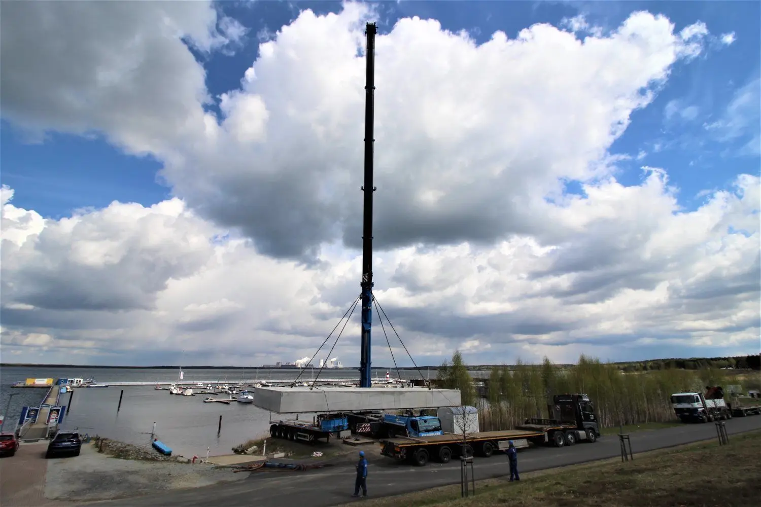 Zunächst wird der Ponton zu Wasser gelassen, auf den dann das Haus gesetzt wird.