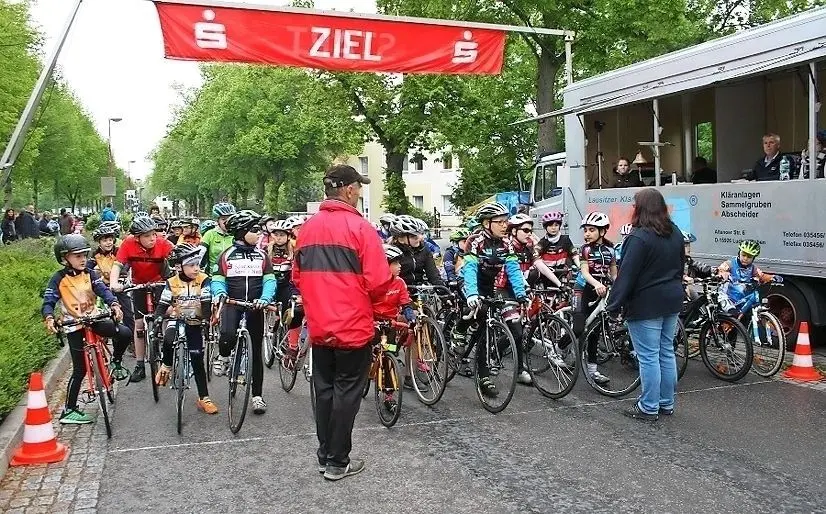 Beim 22. Cityrennen in Finsterwalde waren auch die Jüngsten stark vertreten, hier mit Dieter Pätzold beim Start des Nachwuchsrennens. ⇥