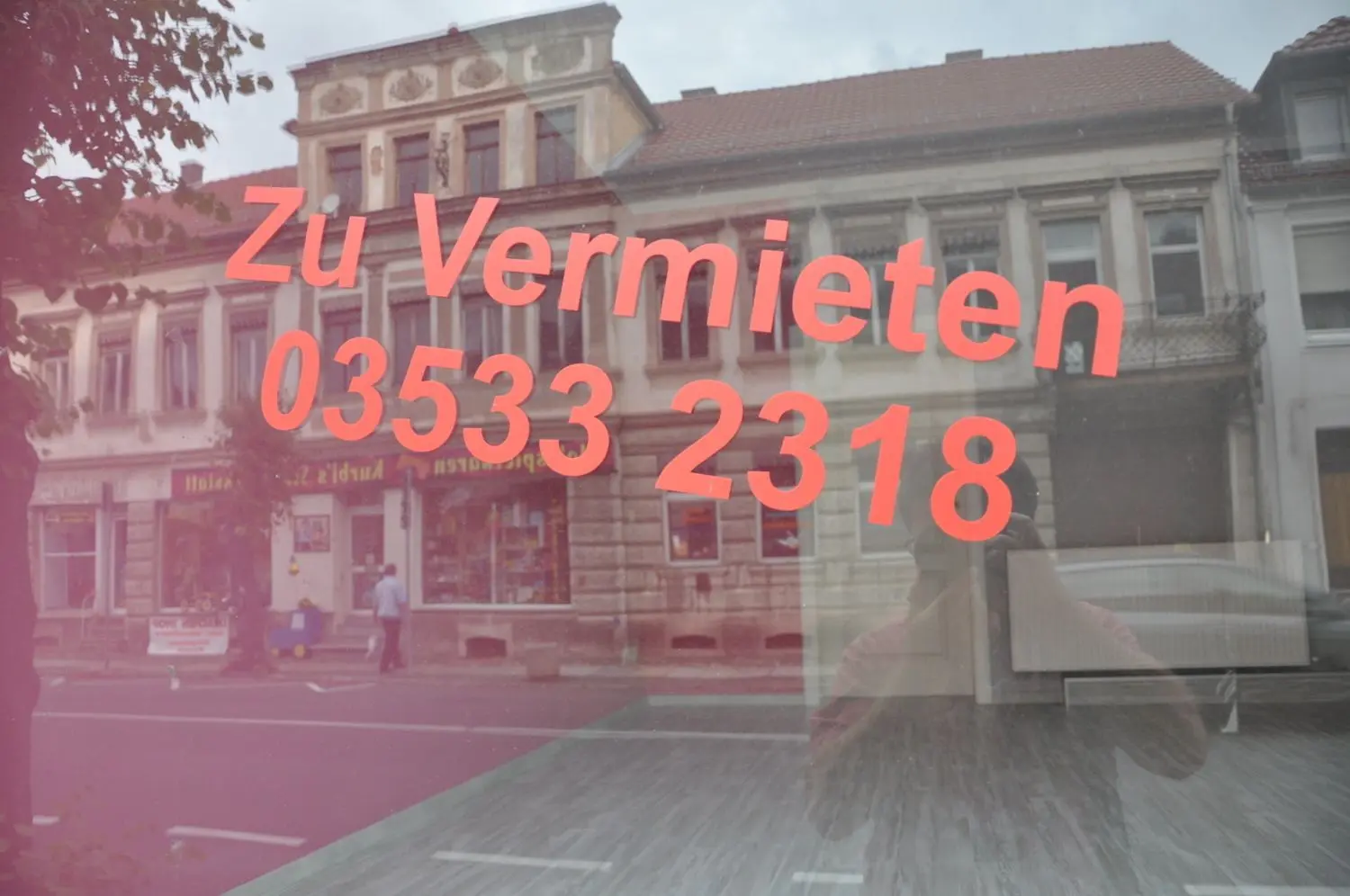 Immer mehr Geschäfte schließen oder sind bereits länger geschlossen in der Innenstadt von Elsterwerda - hier in der Bahnhofstraße, wo eine Fahrschule und ein Nagelstudio ihre Dienstleistungen einst nebeneinander anboten