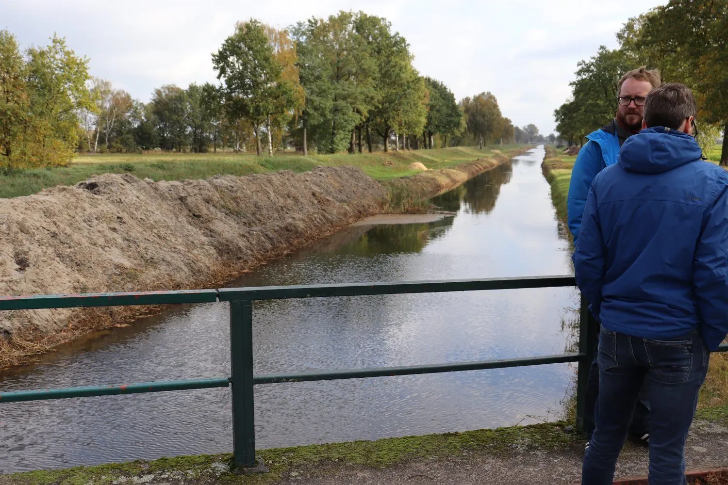 Nicht sichtbar unter der Wasseroberfläche hat die Pulsnitz drei Sandfänge erhalten. Darin sammeln sich die Sedimente aus der viele Kilometer entfernten Königsbrücker Heide in Sachsen. Beim Ausbaggern kommen ansehnliche Berge zusammen.
