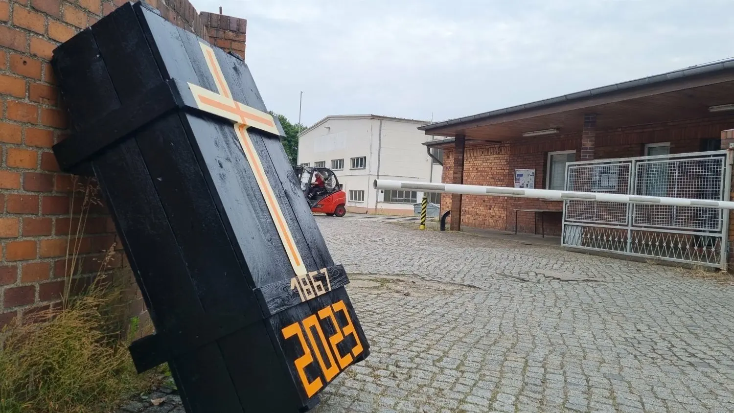 Transtec-Sarg an der Betriebszufahrt.