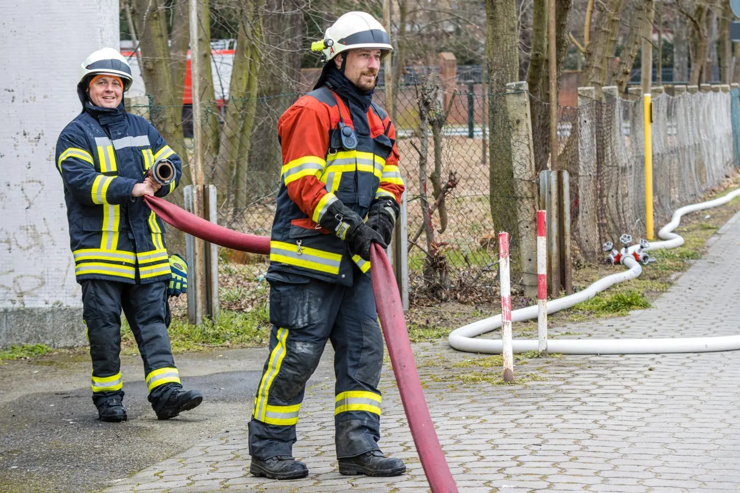 29.03.2020, Brandenburg, Drebkau: Brand im Drebkauer Volkshaus: Das Drebkauer Volkshaus wurde bei einem Brand in der Nacht zum Sonntag vollständig zerstört. 60 Kameradinnen und Kameraden der Drebkauer Feuerwehr und von Wehren der umliegenden Ortsteile sowie aus Cottbus konnten mit 15 Fahrzeugen verhindern, dass sich das Feuer auf das Schützenhaus und andere angrenzende Gebäude ausbreitete. Die Kriminalpolizei nahm die Brandursachenuntersuchung auf.Foto: Frank Hammerschmidt