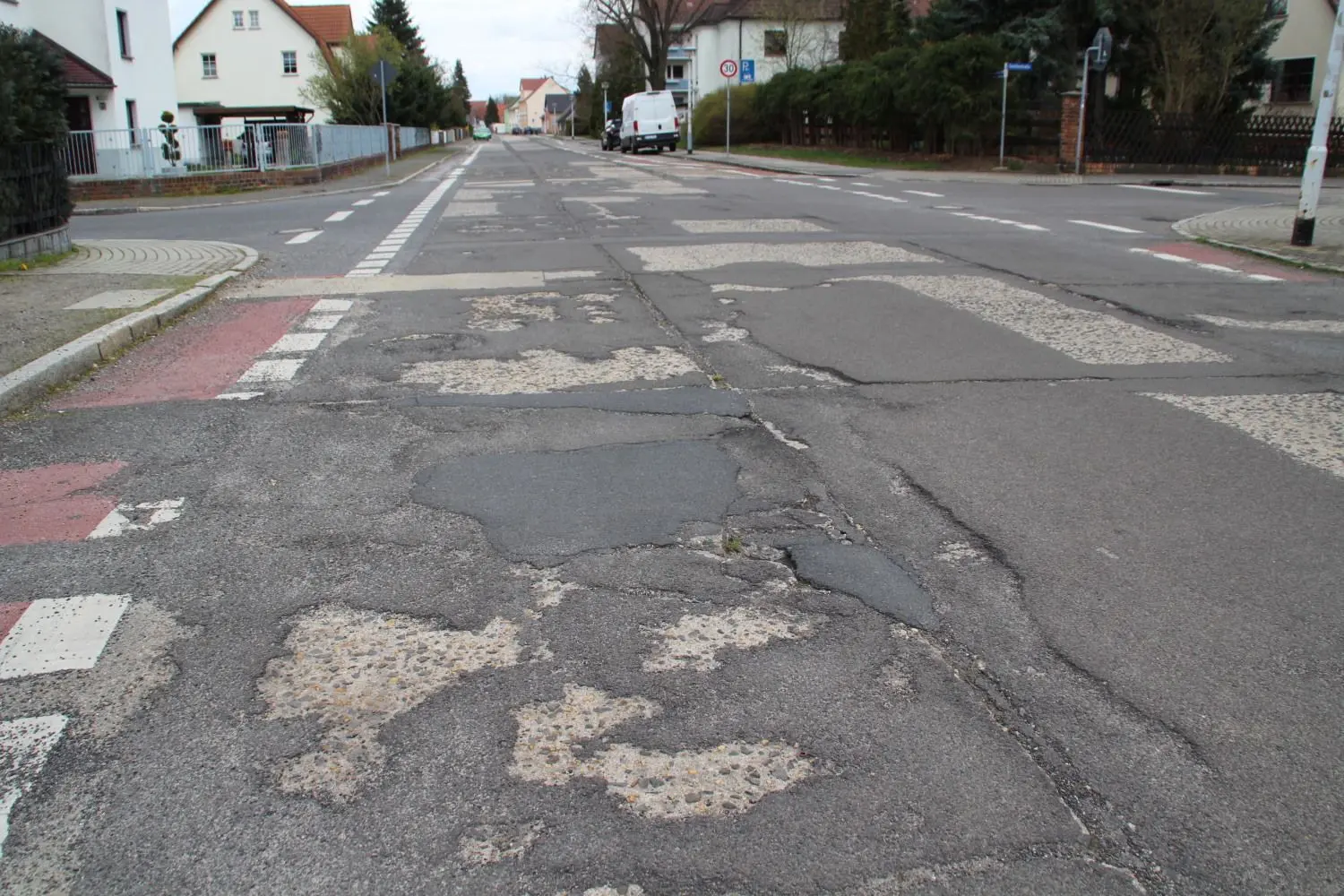 Eine marode Piste ist auch die Rosa-Luxemburg-Straße in Hoyerswerda, die die Altstadt mit dem Gewerbegebiet Nardt verbindet. Die Sanierung war vor mehr als zehn Jahren schon geplant, fiel dann aber der Haushaltskonsolidierung zum Opfer. Nun will die CDU-Fraktion den Fokus auf diese Straße lenken, statt eine komplett neue Straße durch den Freizeitkomplex Ost zu bauen.