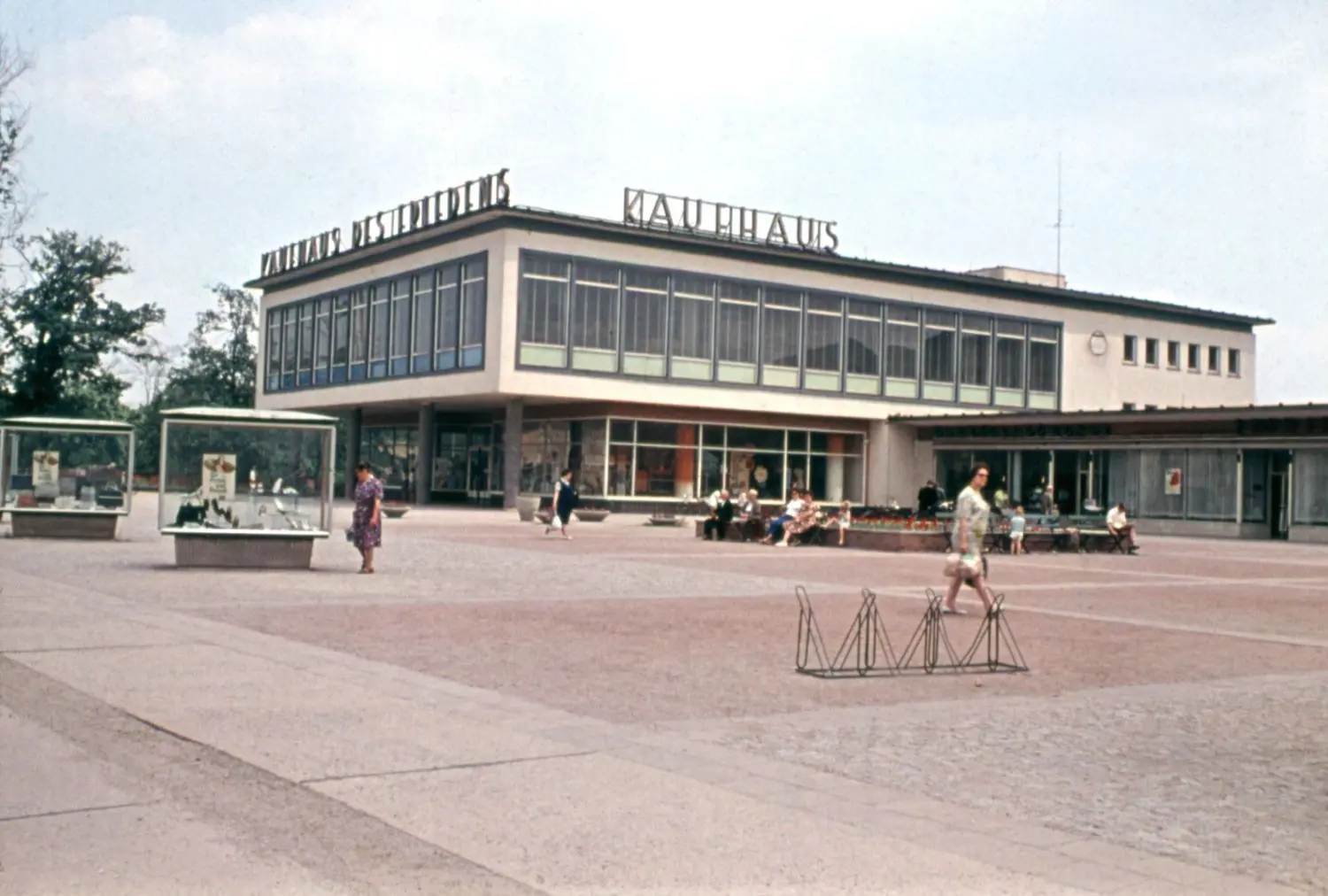 Die Aufnahme zeigt den Roten Platz mit Kaufhaus und Schaukästen 1965.
