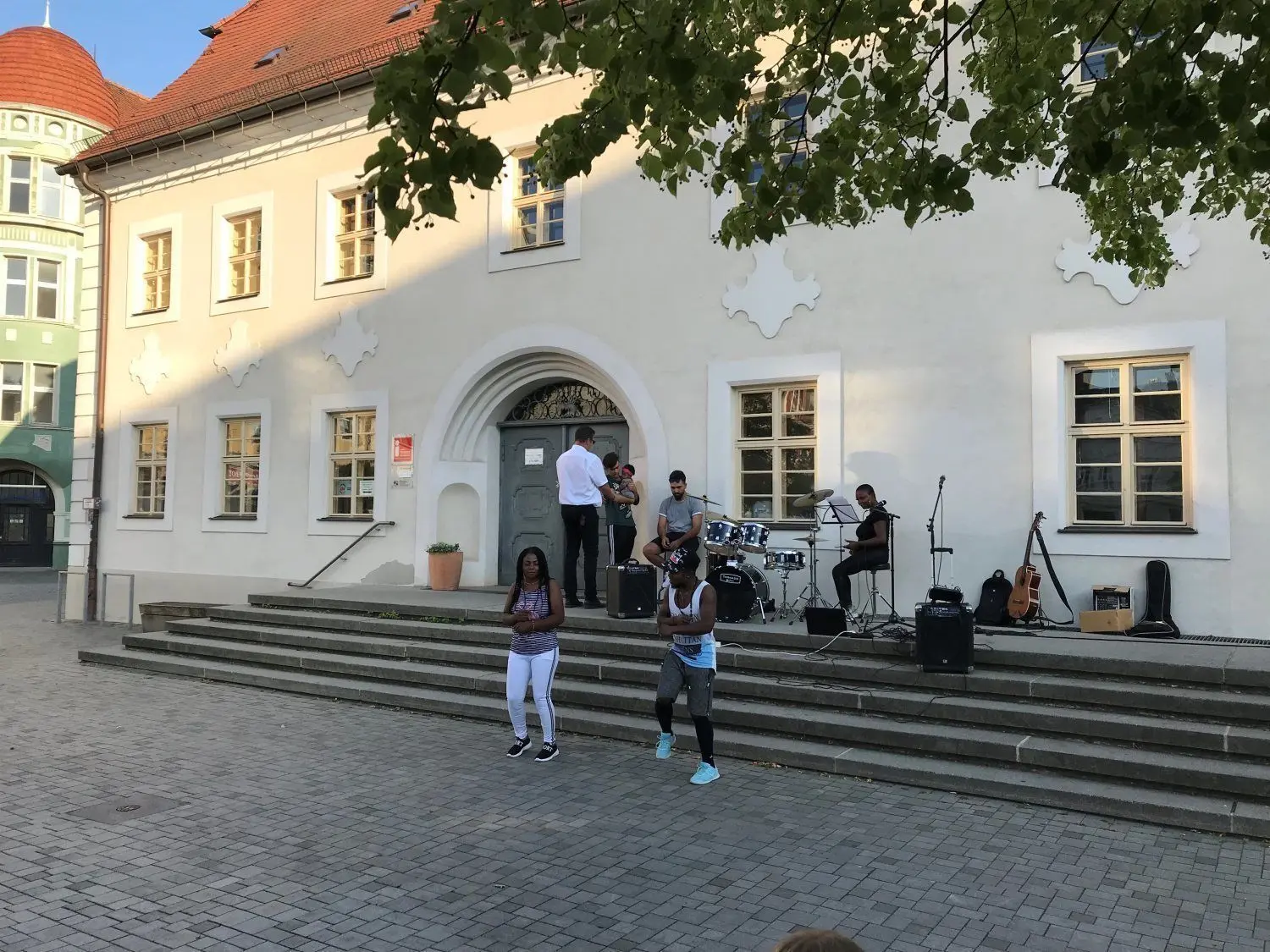 Bewohner der Erstaufnahmeeinrichtung Doberlug-Kirhchain geben auf dem Finsterwalder Markt eine Konzert im Rahmen der Veranstaltungen der Offenen Gesellschaft.
