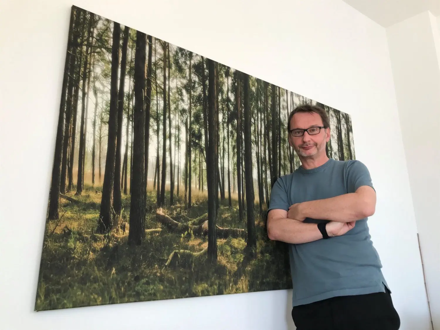 Andreas Lehmann liebt das Schräge - und den Brandenburger Kiefernwald. In seinem Redaktionszimmer hat er ihn immer bei sich.