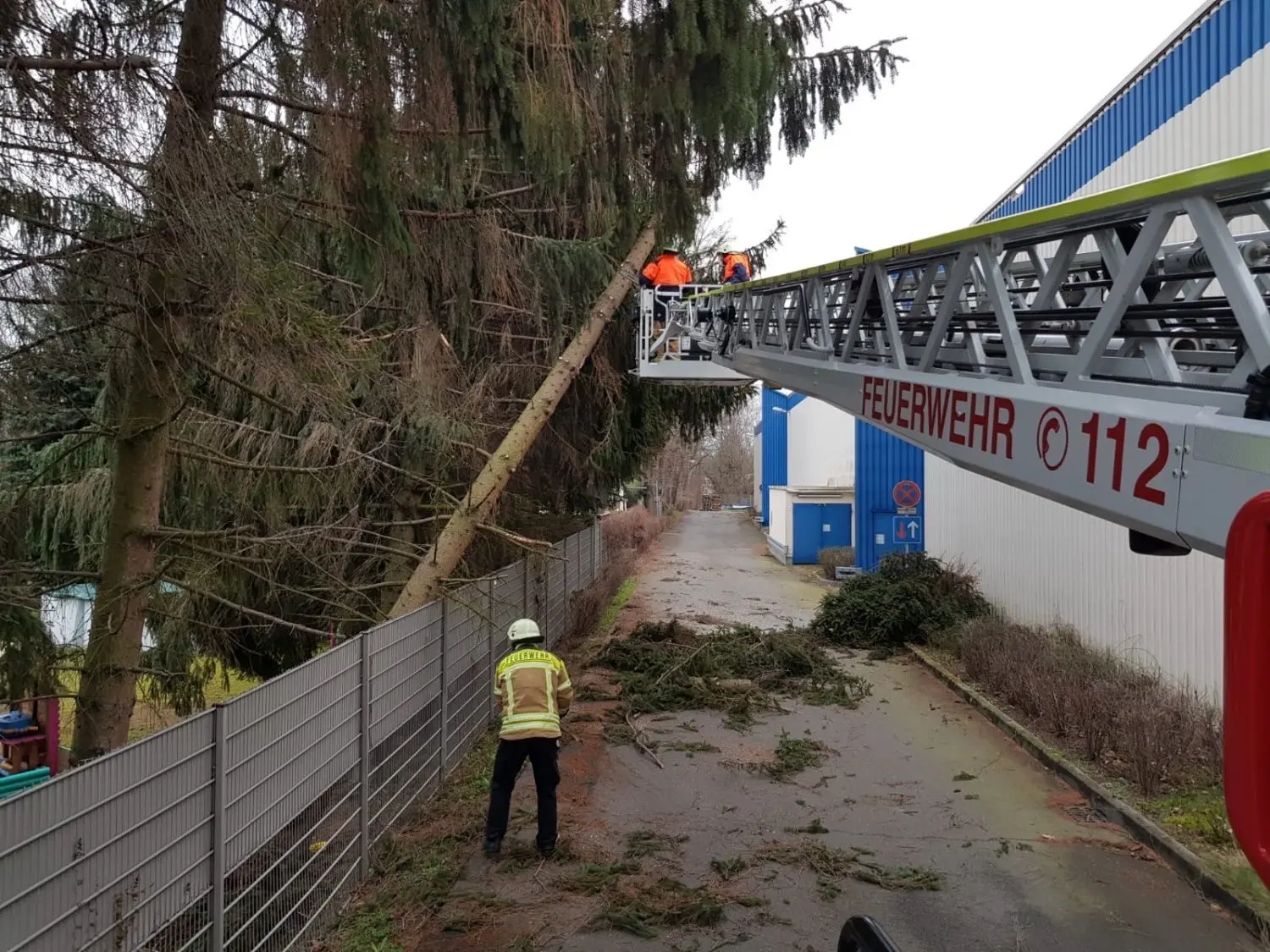 Die Feuerwehr bei der Beseitigung von Sturmschäden in Cottbus.