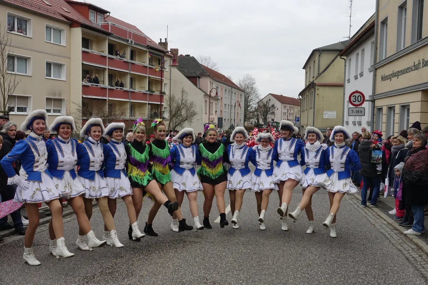 Beim Umzug durch Bad Muskau sorgen die Funken für gute Stimmung. Drei Garden sorgen aber auch bei den Veranstaltungen für viele Hingucker.
