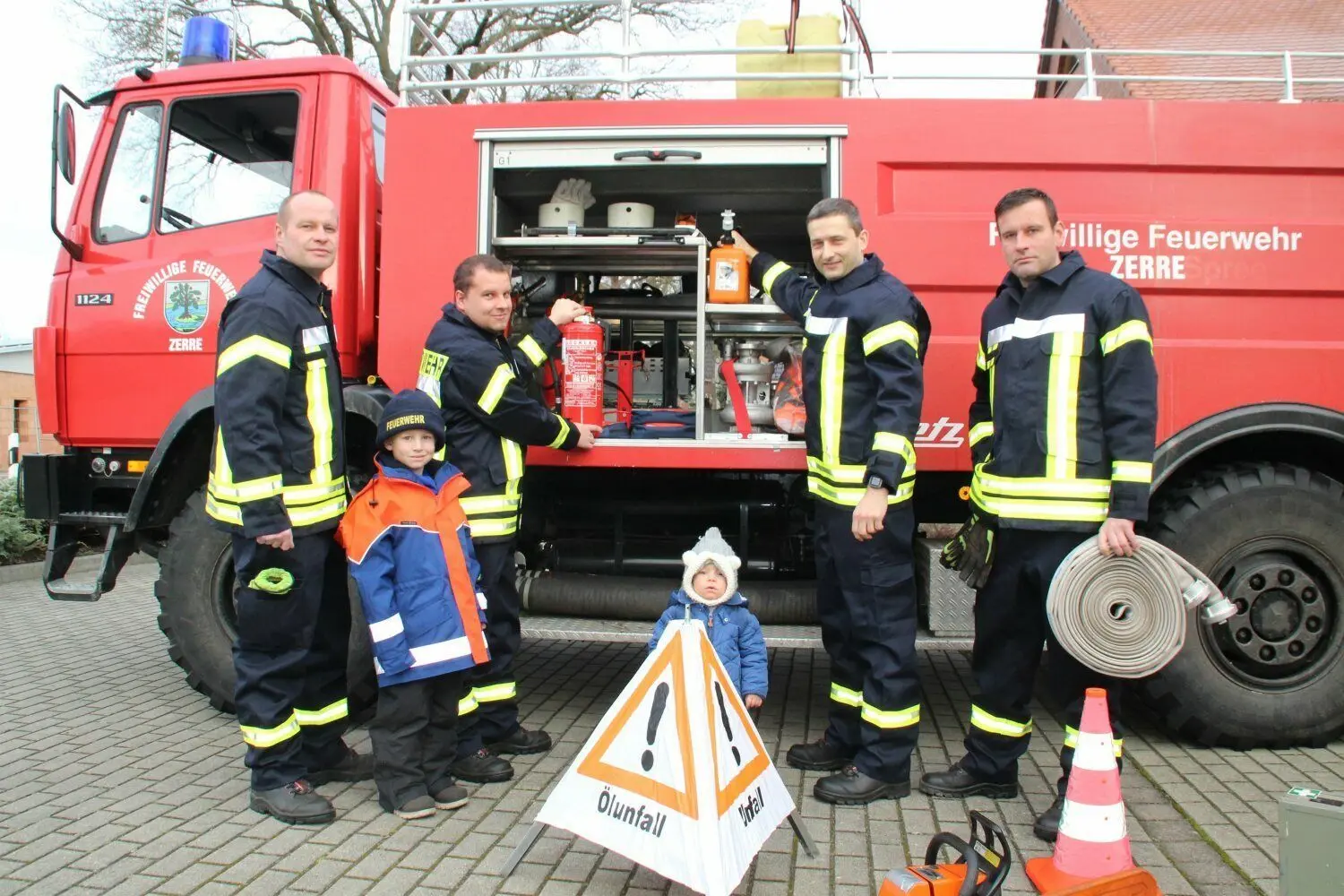 Wehrleiter Marko Fröhling sowie die Kameraden Norman Bresack, Thomas Wierick und Andy Fröhling (v.l.) richten das inzwischen 30 Jahre alte Tanklöschfahrzeug für den nächsten Einsatz her. Die Wehr benötigt jedoch dringend ein modernes, leistungsfähigeres Löschfahrzeug. Dass es kommt, ist jetzt vom Gemeinderat beschlossen worden.