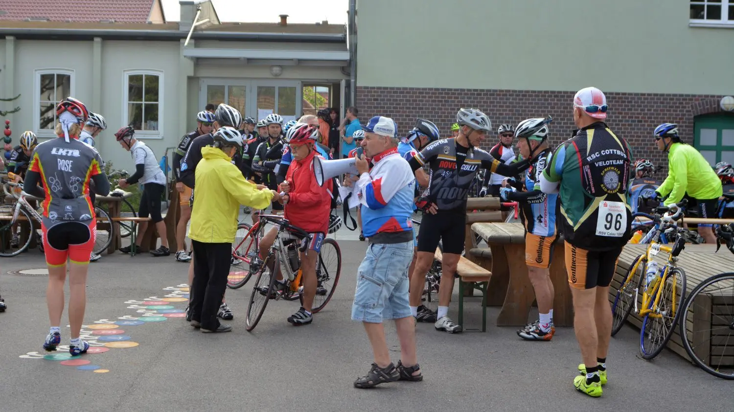 In den zurückliegenden Jahren war Gerhard Zeschnick als Organisator, Moderator und sportlicher Leiter die Hauptfigur der Calauer RTF. Dazu zählte das Einstimmen und Informieren des Fahrerfeldes vor dem Start mittels Megafon.