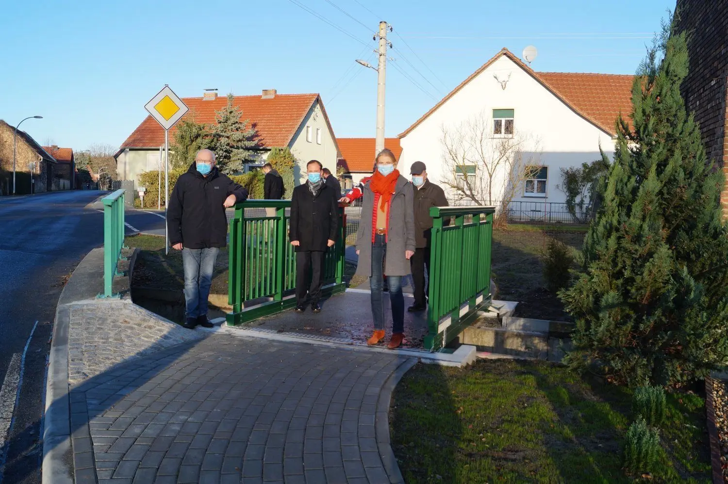 Um die Sicherheit der Fußgänger und Schulkinder in Goßmar zu erhöhen, wurde an einer Engstelle der Gehweg über eine kleine neue Fußgängerbrücke entlang der Straße geleitet.
