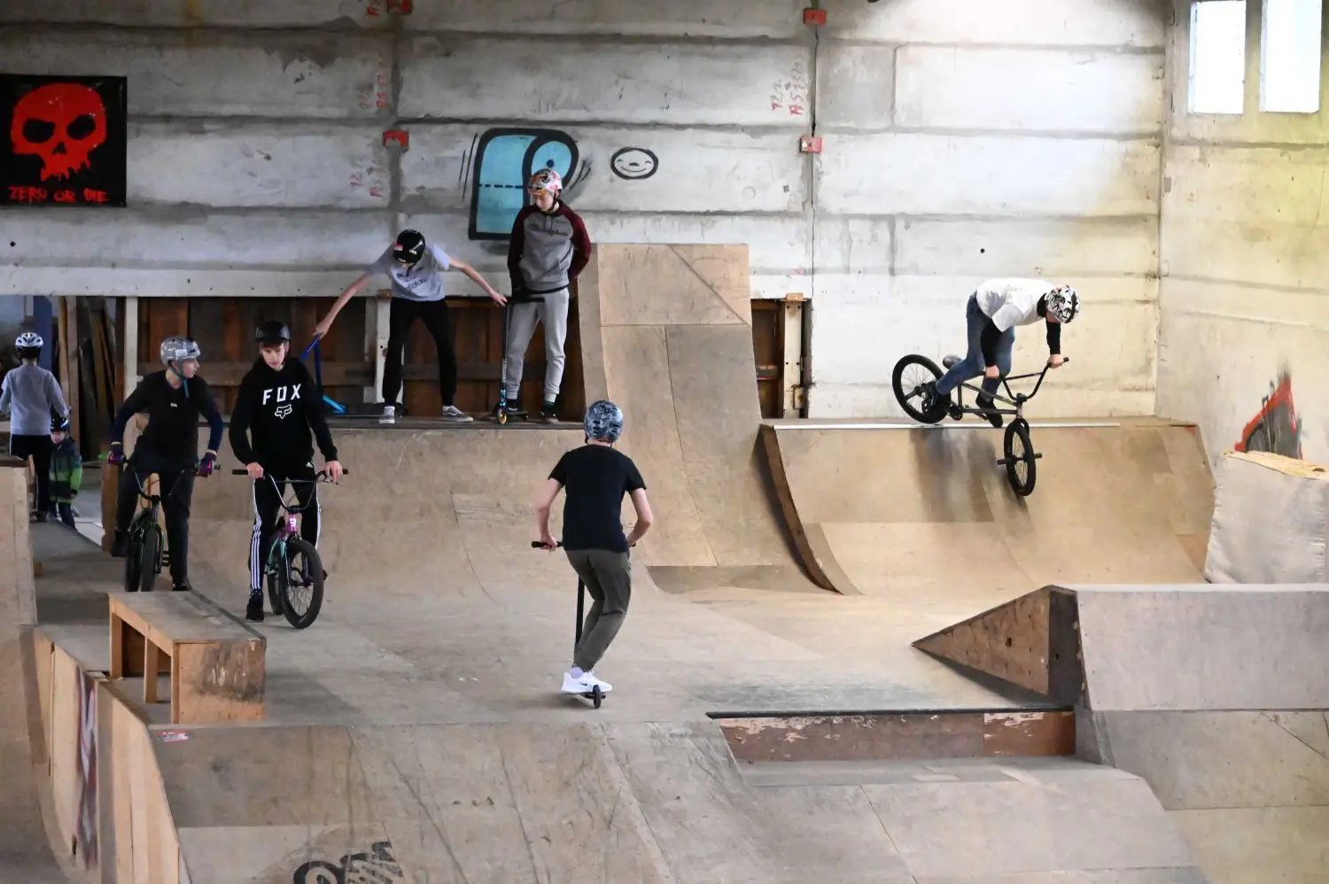 Voller Betrieb in der Skaterhalle in Dissenchen. Action wünschen sich die Rollsportler von Cottbus Wheel bald auch wieder im Puschkinpark. Dort unterstützen sie die Erneuerung des Skaterparks.