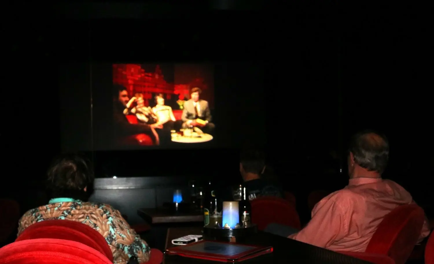 Filmpremiere "Die Theorie von Allem" in Finsterwalde: Besucher in der Visionsbar vom „Weltspiegel“ schauen auf die dort gedrehte Szene im Film.