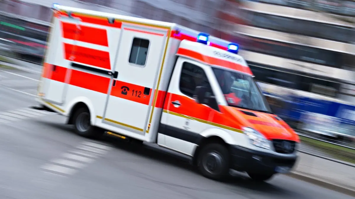 Die Leitstelle in Hoyerswerda ist derzeit telefonisch nicht zu erreichen. (Symbolfoto)
ARCHIV - ILLUSTRATION - Ein Rettungswagen fährt am 17.02.2014 in München mit Blaulicht (Aufnahme mit langer Belichtungszeit). (zu dpa vom 18.07.2017: Neue «Task Force» im Saarland will für Terror gewappnet sein) Foto: Nicolas Armer/dpa +++(c) dpa - Bildfunk+++ | Verwendung weltweit
