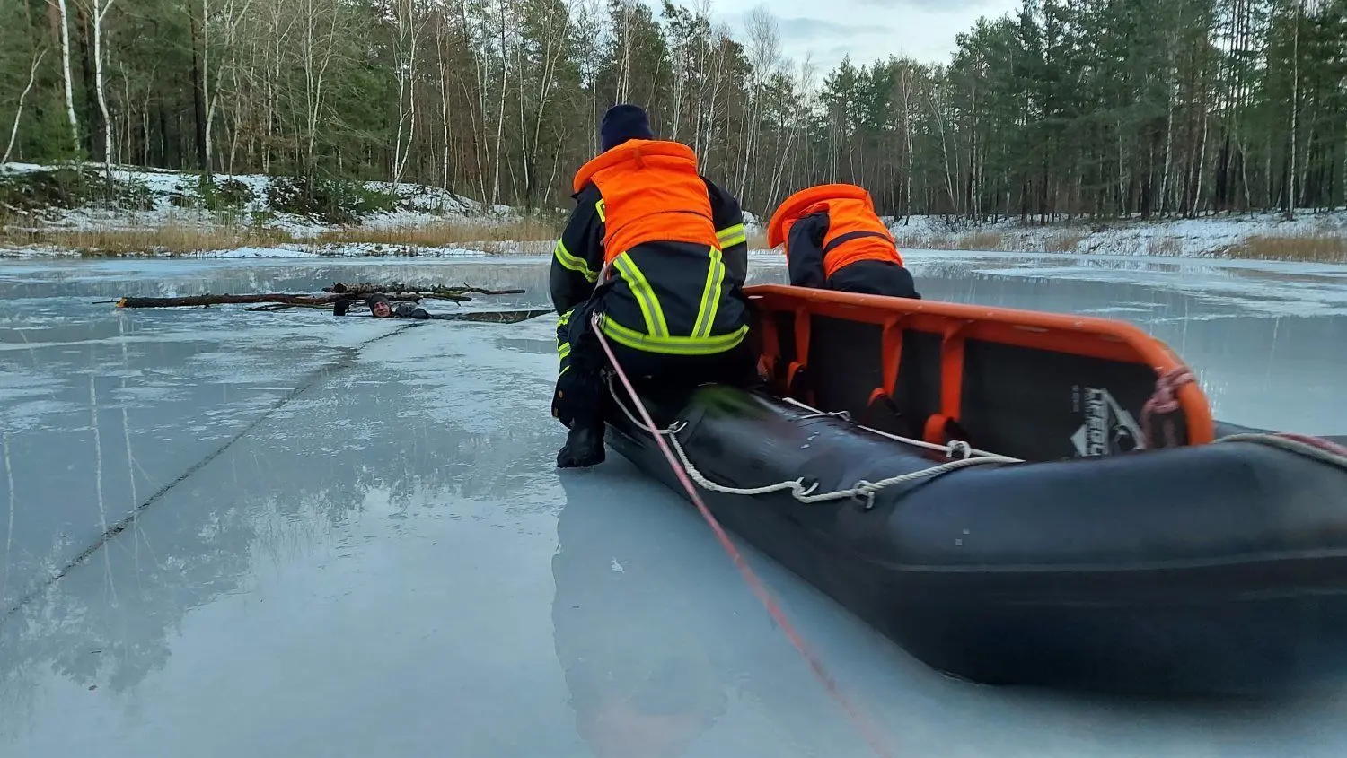 Der Verunglückte wurde mit einem Schlauchboot aus dem zugefrorenen Teich geborgen.