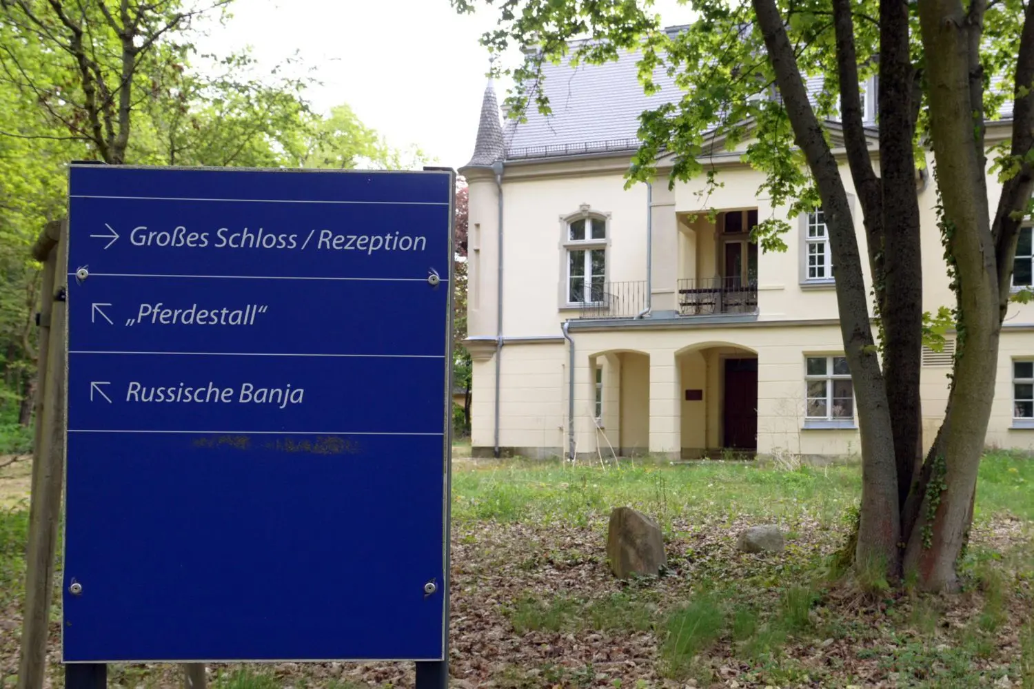 Die Wegweiser künden von besseren Zeiten. Das Schloss-Ensemble muss  jetzt  erst wieder vorsichtig aus dem jahrelangen Dornröschenschlaf geweckt werden.
