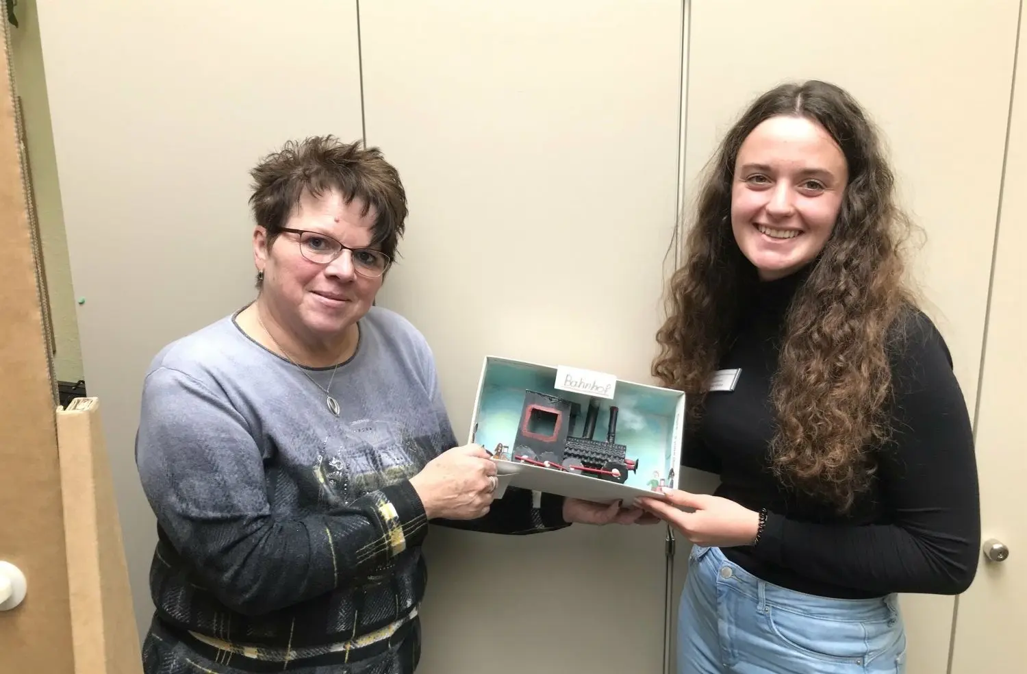 Ramona Heide(l.) und Lina Heine zeigen ein Beispiel für die Exponate, die für den Kreativwettbewerb bereits eingegangen sind.