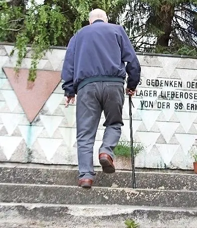 Die Stufen zum Mahnmal bröckeln. Die Erneuerung hängt unter anderem von Denkmalschutzmitteln ab.