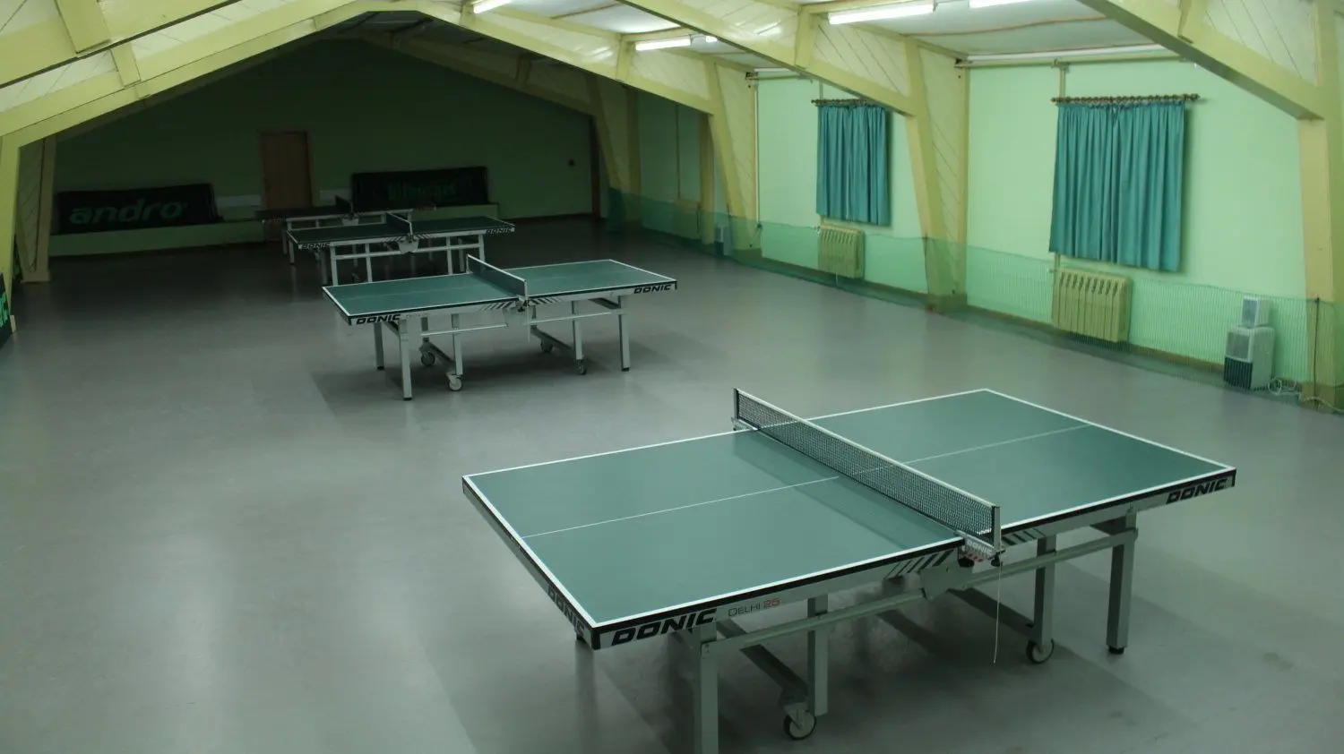 Die Tischtennishalle in der zweiten Etage im Vereinsgebäude von Stahl Krauschwitz ist durch eine Sondergenehmigung in Betrieb.