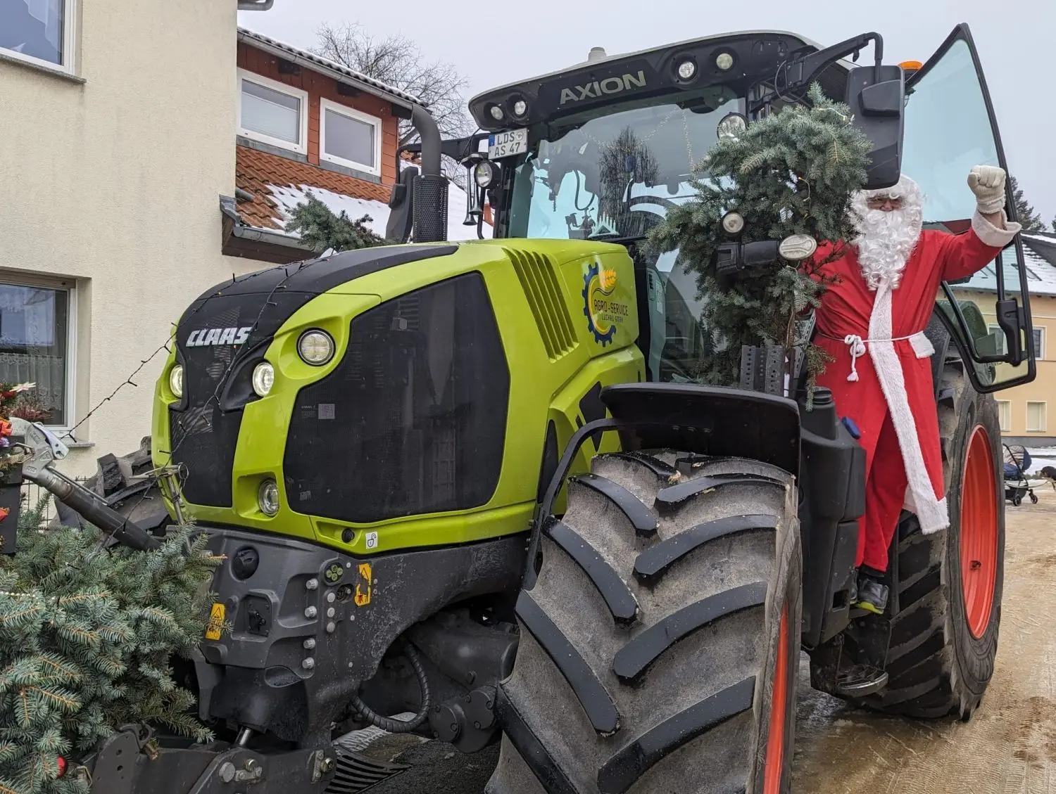 Der Nikolaus auf dem geschmückten Traktor der Agro-Service Luckau GmbH