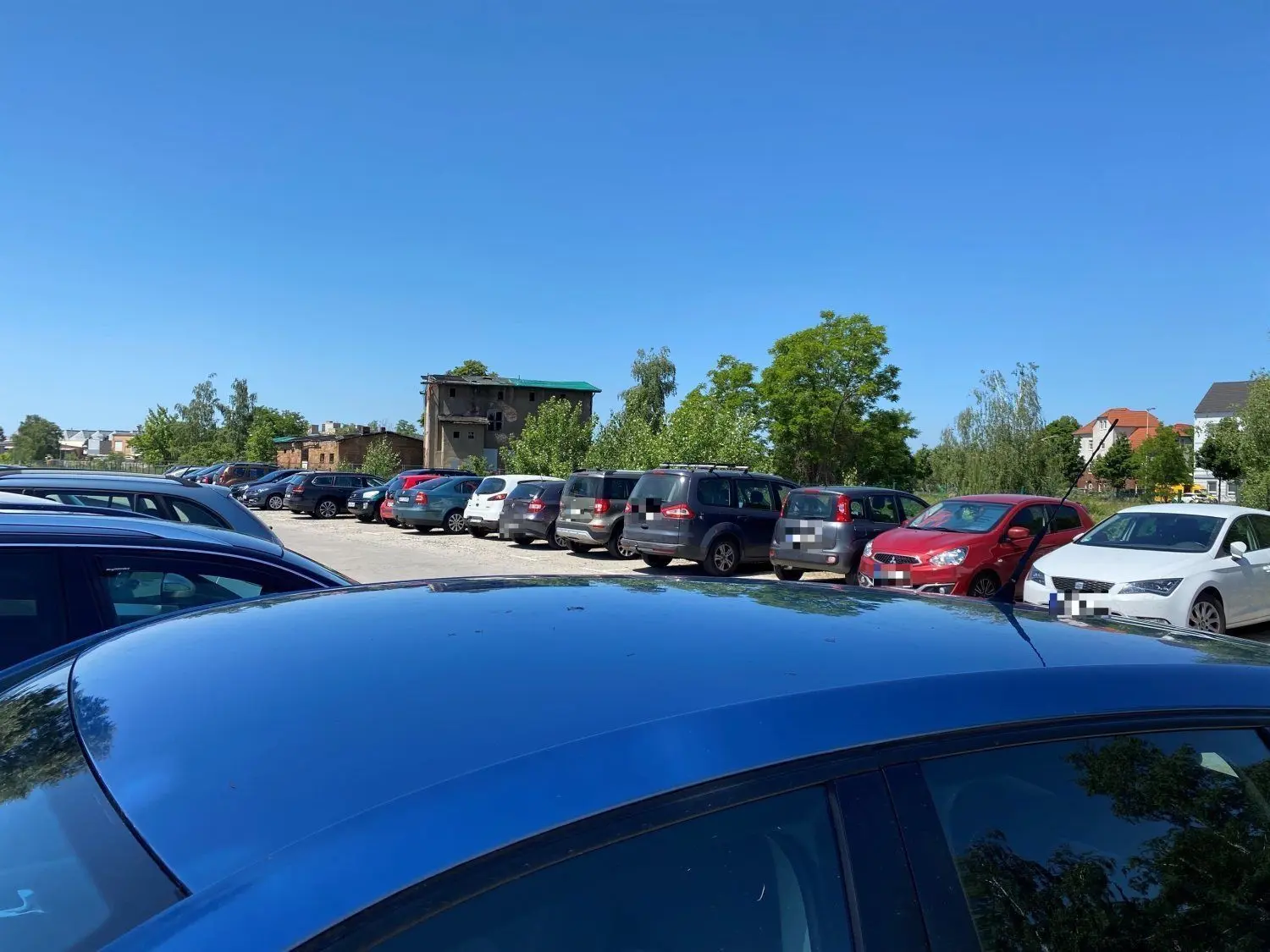 Auf dem Gelände des bisherigen Pendlerparkplatzes im Norden des Cottbuser Bahnhofs entsteht eine neue Halle zur Wartung von ICE-Zügen.