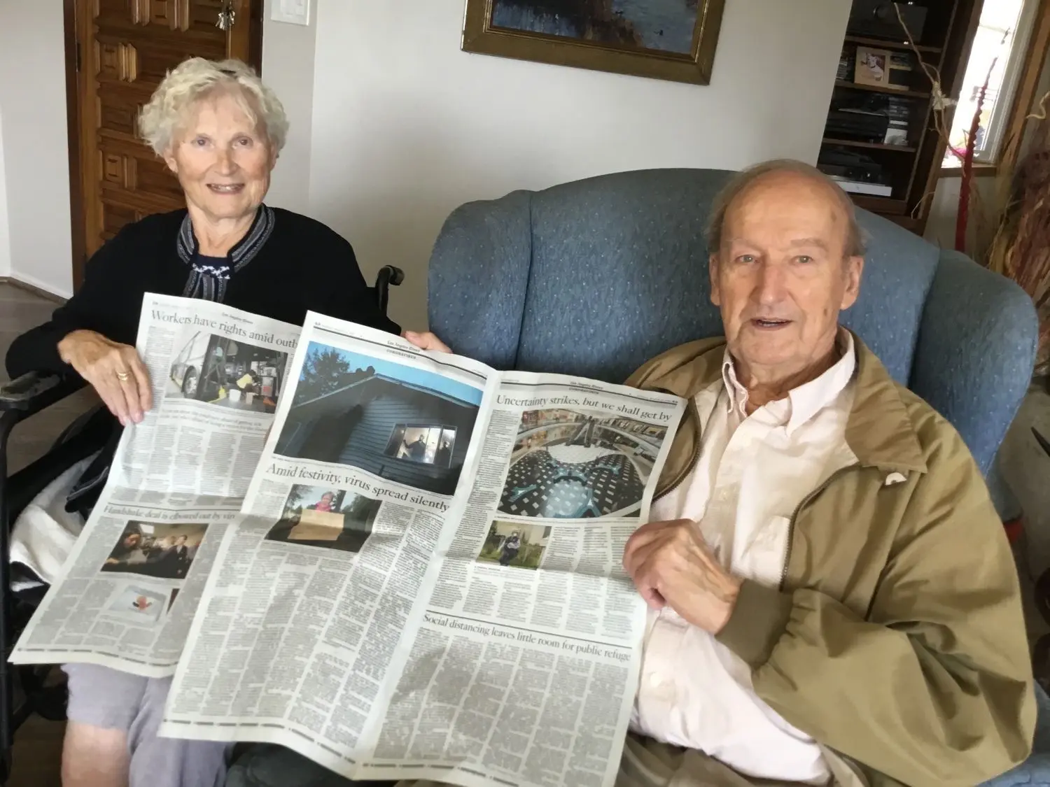 Helga und Kurt Krügermann bei der Zeitungslektüre in Los Angeles. Auch dort ist das Corona-Virus präsent. Die Presse berichtet nahezu täglich in den Nachrichten.