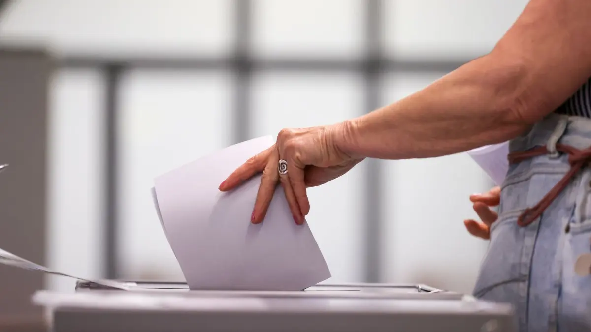 2024 steht auch den Bürgern in Elbe-Elster ein Superwahljahr bevor. Den Auftakt machen am 9. Juni die Kommunalwahlen.
06.06.2021, Sachsen-Anhalt, Wittenberg: Eine Frau wirft ihren Stimmzettel in eine Urne in einem Wahllokal. Die Wahl zum neuen Landtag in Sachsen-Anhalt ist die letzte Landtagswahl vor der Bundestagswahl im September 2021. Foto: Jan Woitas/dpa-Zentralbild/dpa +++ dpa-Bildfunk +++