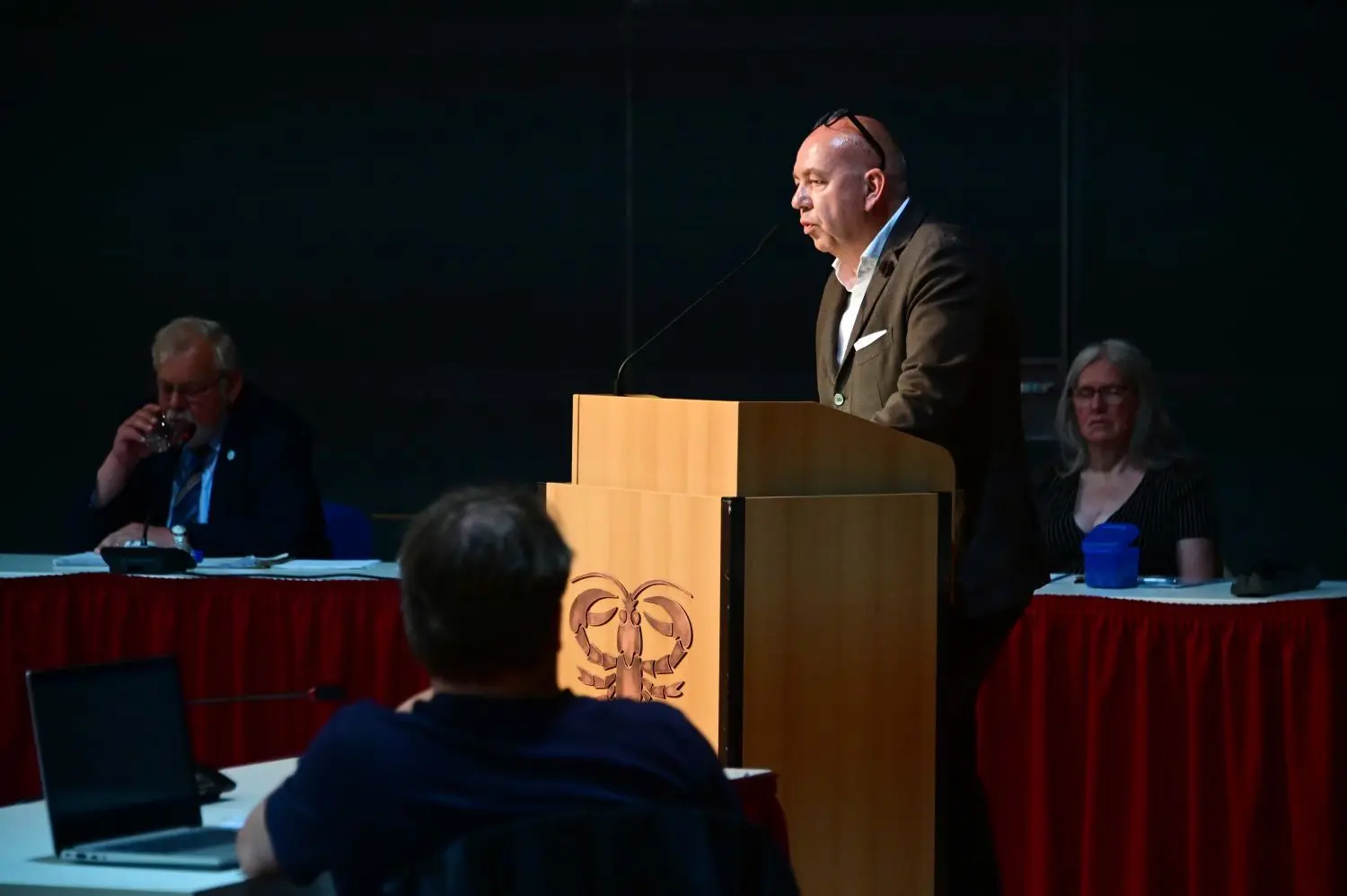 René Becker, Geschäftsführer der EKZ Stadtpromenade GmbH, stellt sich den Fragen des Cottbuser Stadtparlaments während einer Aktuellen Stunde zur Entwicklung der Stadtpromenade.