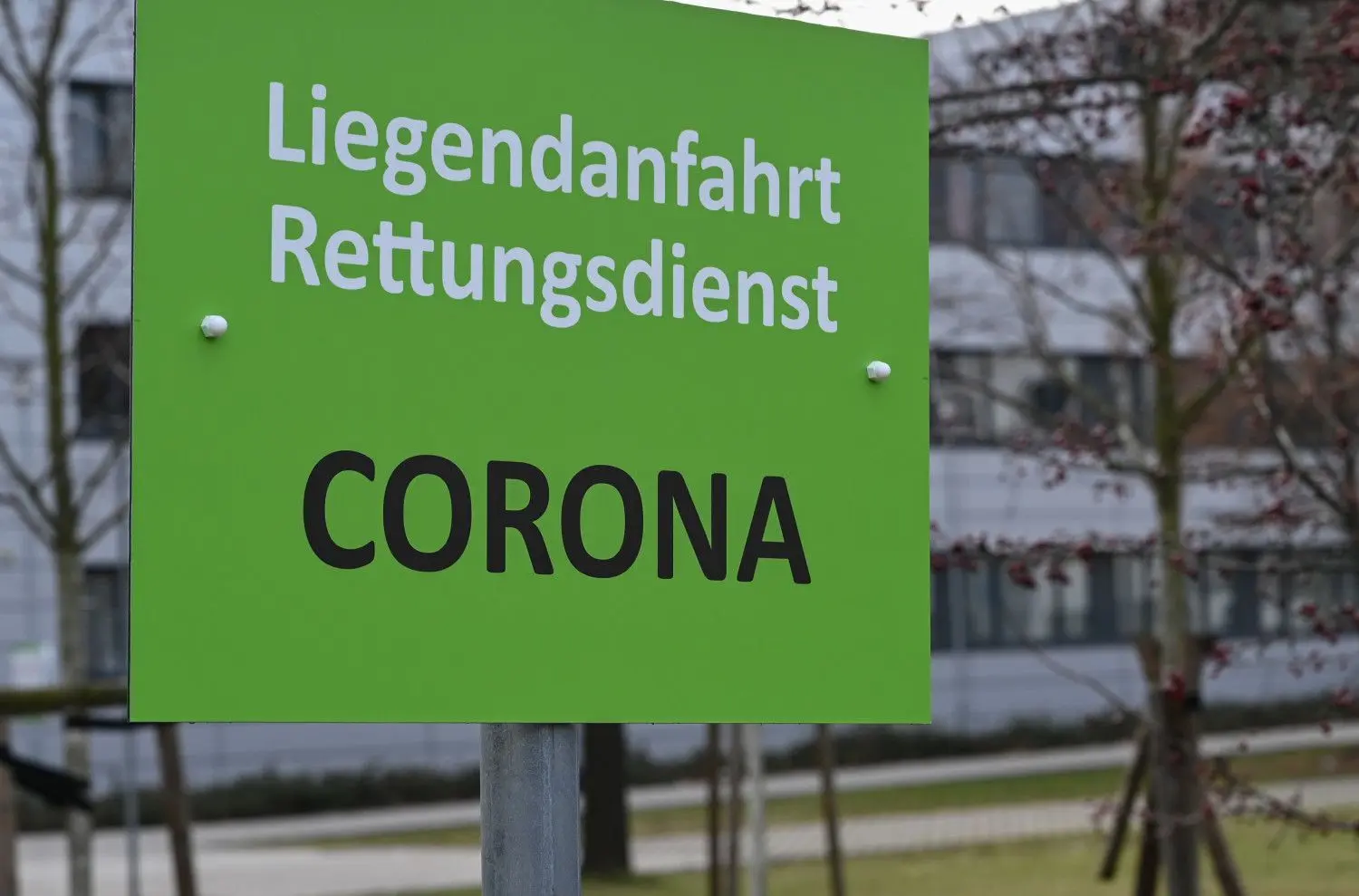 Am Carl-Thiem-Klinikum in Cottbus mussten mehr als 500 Impftermine abgesagt werden, weil es keinen Impfstoff mehr gibt. Mitarbeiter der Verwaltung ohne Patientenkontakte sind aber schon geimpft.