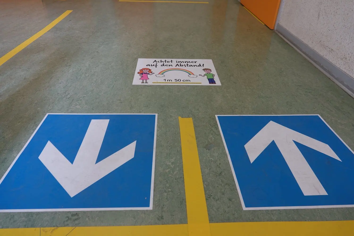 Mit diesen Pfeilen und Aufklebern werden die Kinder im Schulhaus der Geschwister-Scholl-Grundschule in Weißwasser auf die Abstandsregelungen hingewiesen. 88 Mädchen und Jungen gehen dort zur Schule.