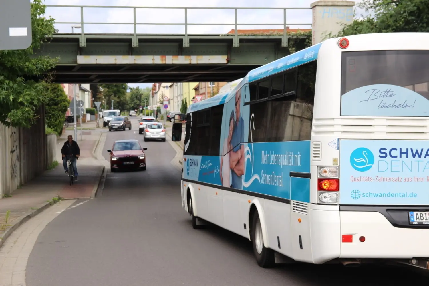 Wenn der Bus kommt, wird es eng in der Lindenstraße in Senftenberg. Dort muss er allerdings den Gegenverkehr durchlassen.