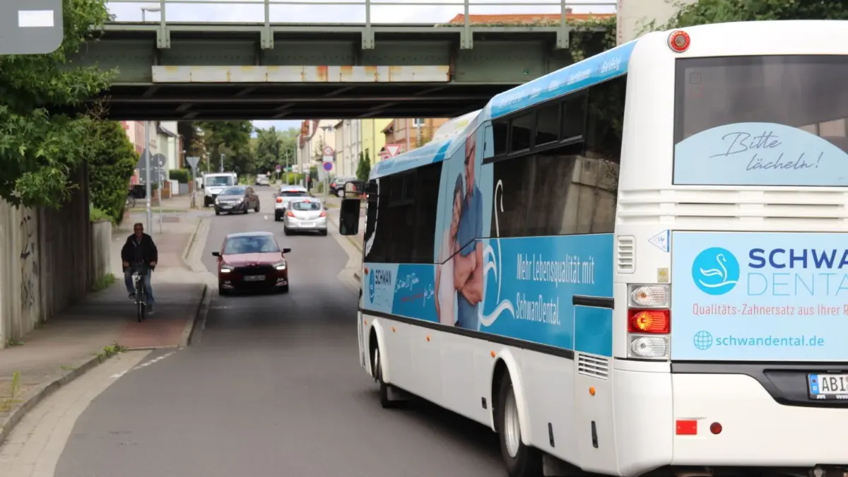 Wenn der Bus kommt, wird es eng in der Lindenstraße in Senftenberg. Dort muss er allerdings den Gegenverkehr durchlassen.
Wenn der Bus kommt, wird es eng in der Lindenstraße. Hier muss er allerdings den Gegenverkehr durchlassen.