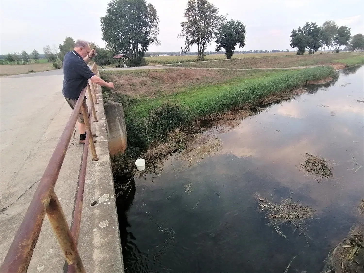 An der Messstelle Kahla schöpft Reinhard Springer Wasser aus der Schwarzen Elster.