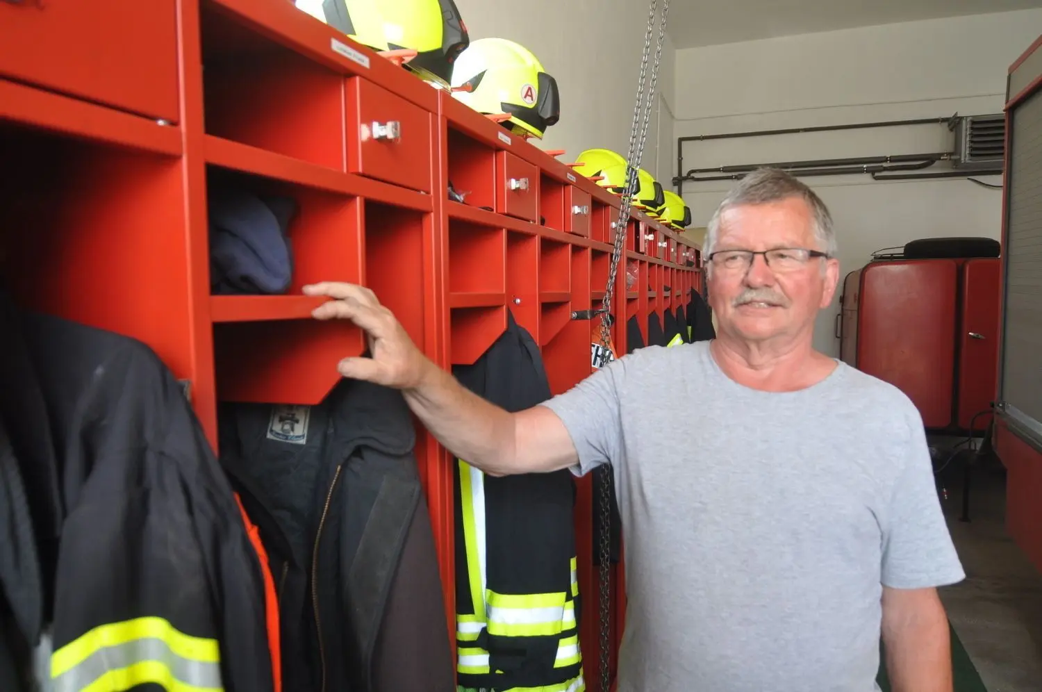 Horst Baum, 20 Jahre Wehrleiter und nun Gerätewart der Feuerwehr in Jacobsthal: „Das passt: Wir haben gerade noch neun freie Spinde für neue Kameraden.“