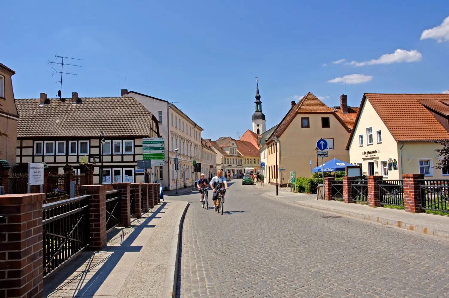 Über die sanierte Schlossbrücke geht es in die Altstadt. Foto: Guido Bergmann