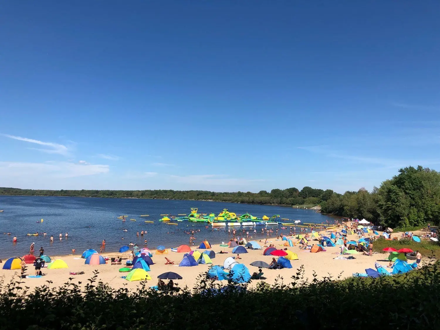 Am Senftenberger See ist es nicht nur heiß, sondern auch voll. Wie gut kann  da die Anti-Corona-Abstandsregelung eingehalten werden?