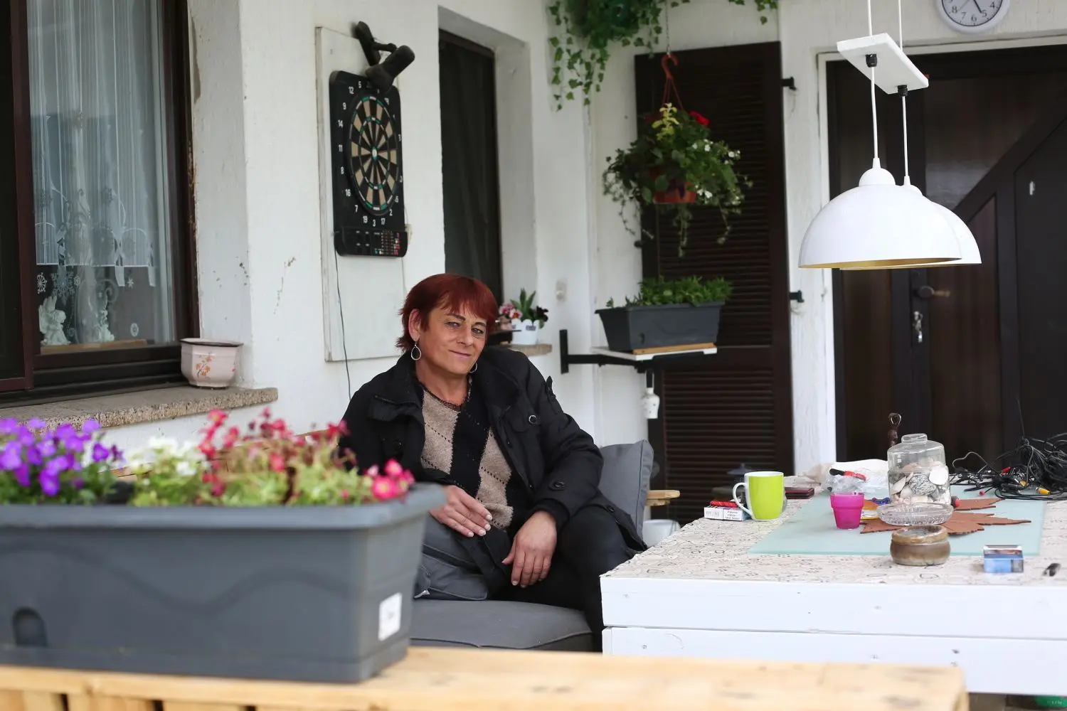 Ina W. auf ihrer Gartenterasse. Die Transfrau hat die geschlechtsangleichende Operation hinter sich.