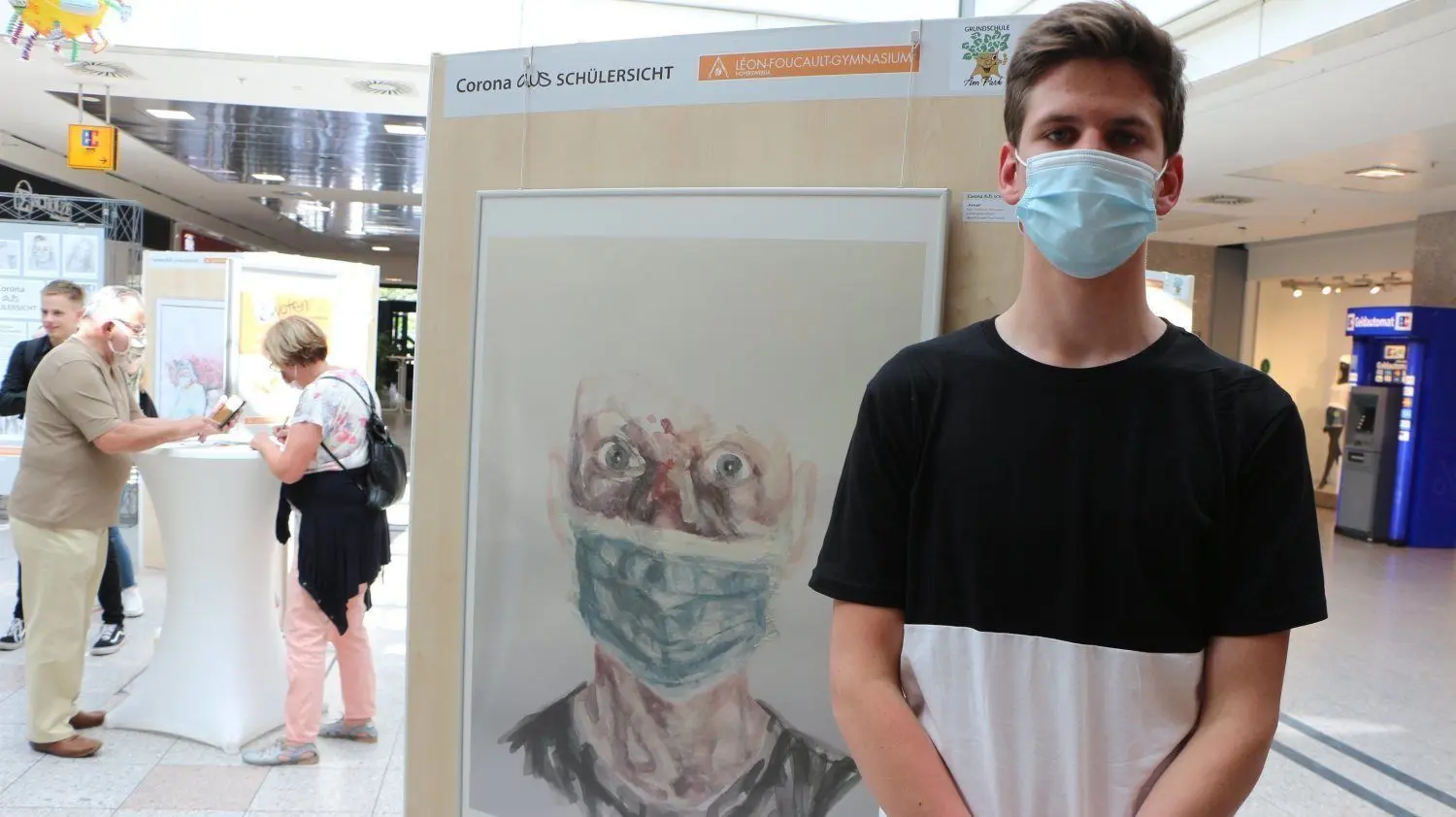 Ausdrucksstark! Das Corona-Porträt von Elftklässler Tobi Tschirch-Roßmann (17), Kunst-Leistungskurs am Léon-Foucault-Gymnasium in Hoyerswerda, hängt bis 17. Juli in der Ausstellung im Lausitz-Center in Hoyerswerda.