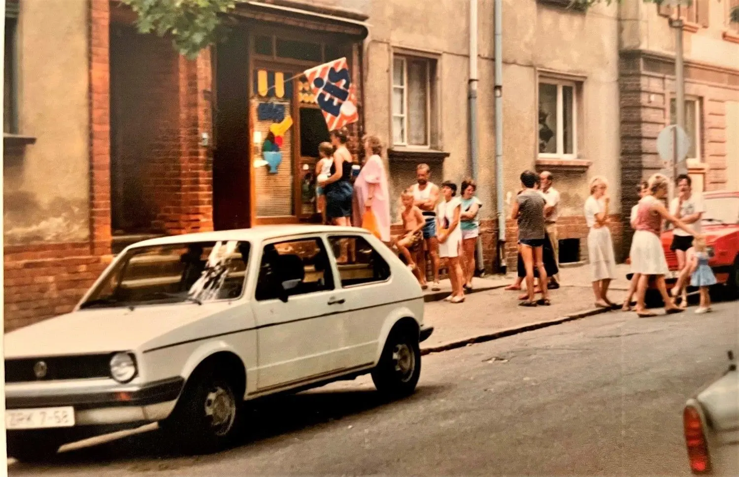 Auch am Damaschkeplatz kam es immer wieder zu langen Schlangen, denn das Eis von Fratzschers war in ganz Spremberg bekannt.