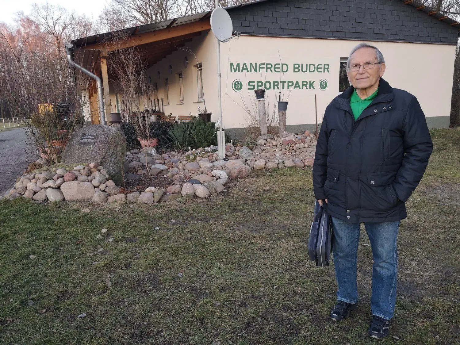 Für sein Engagement und seine finanzielle Hilfe benannte die SG Sachsendorf den Sportplatz nach Manfred Buder.