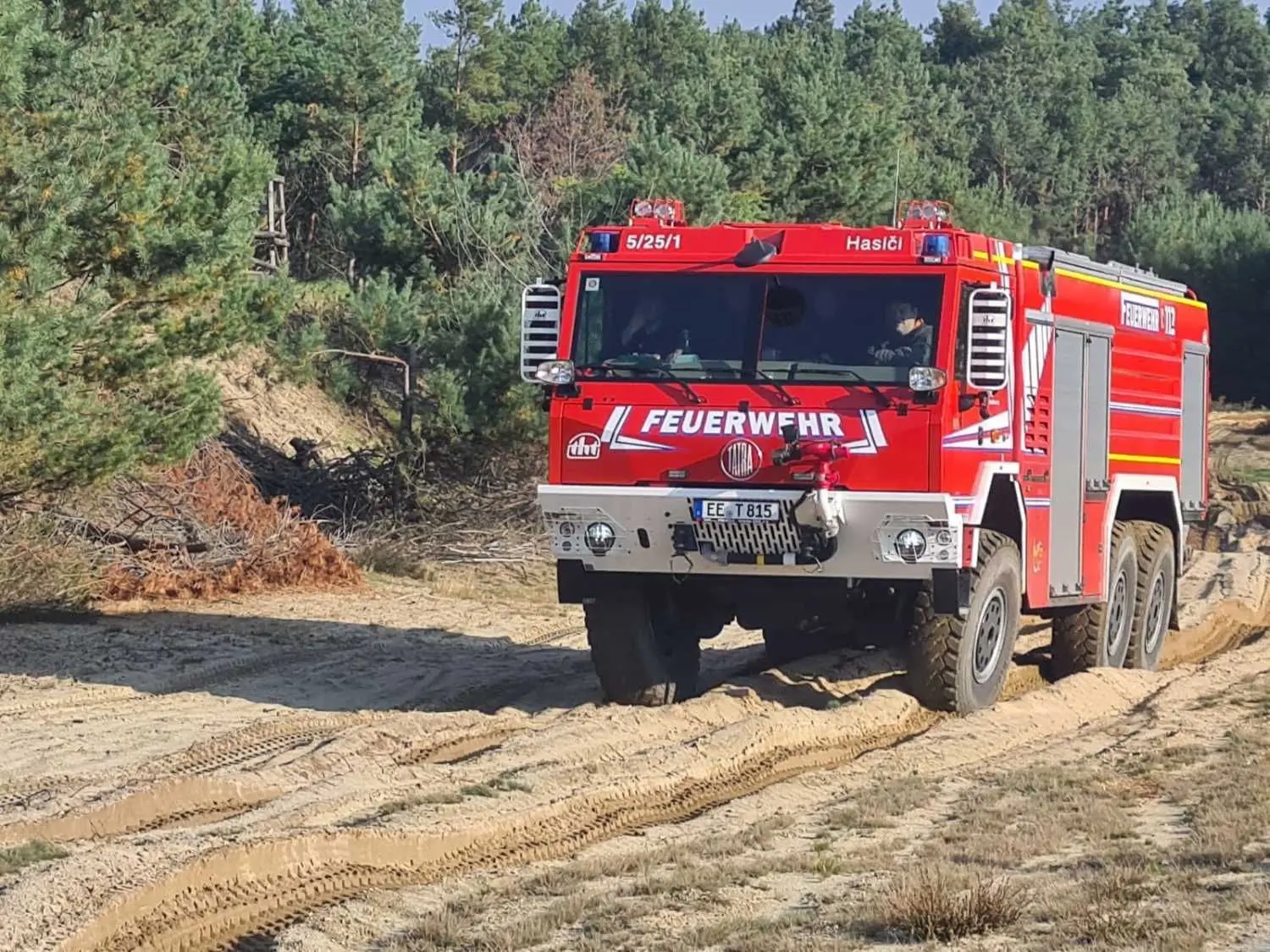 Das inzwischen gar nicht mehr so neue Tanklöschfahrzeug der Schönborner Feuerwehr mit dem space-mäßig klingenden Namen Tatra Force 815 ist in der legendären Tatra-Schmiede in Koprivnice (Mähren) gefertigt und beim tschechischen Gerätespezialisten THT in Policka komplettiert worden. Und hat vor schwerem Gelände mal sowas von keine Angst.