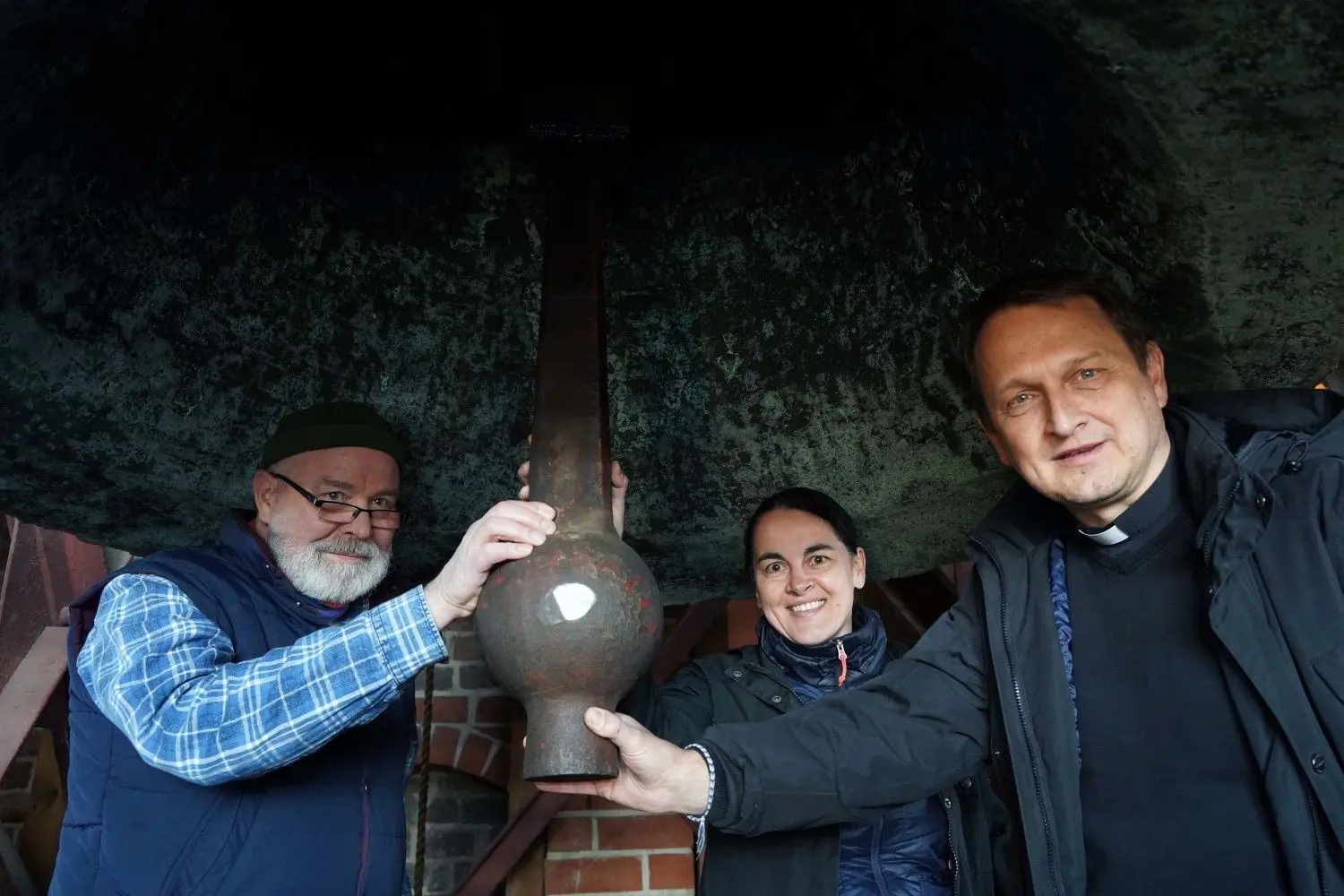 Das Glockenspiel der Oberkirche St. Nikolai in Cottbus wird saniert: Gerd Lehmann (v.l.) und Sabine Thierfelder vom Bauausschuss der Gemeinde und Pfarrer Uwe Weise arbeiten seit fünf Jahren dafür.