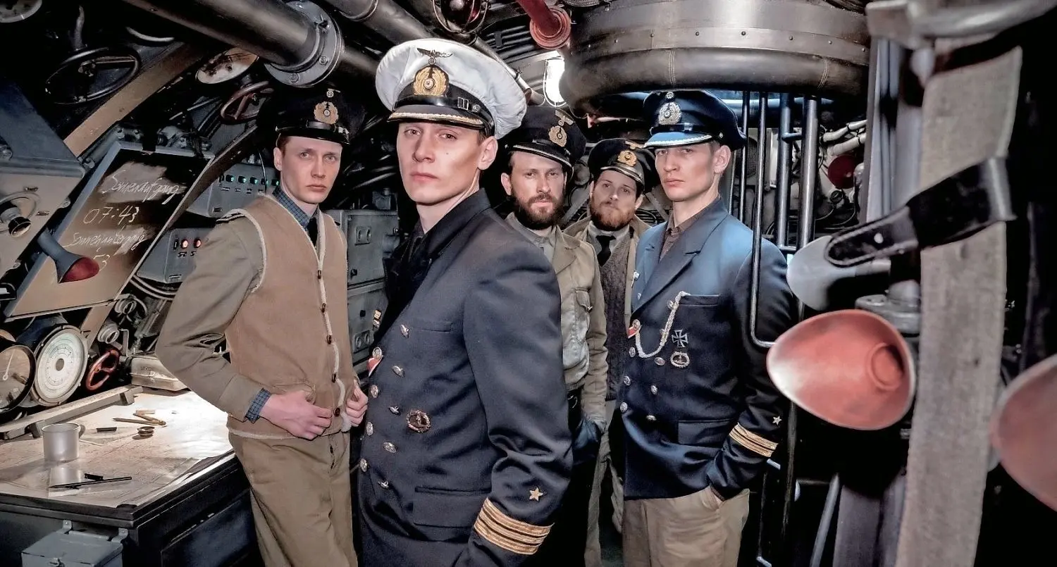 Kapitänleutnant Klaus Hoffmann (Rick Okon, vorn) mit seiner Führungscrew im Bauch von U612.