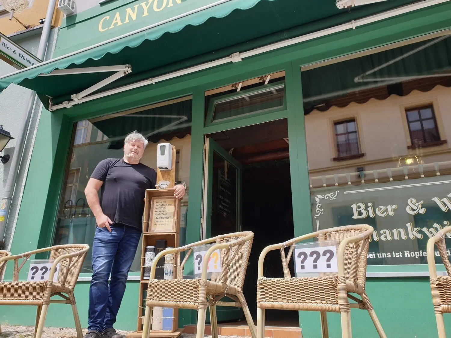 Kneipenwirt Lutz Müller (58) ist auf eine Wiedereröffnung des Canyon Country Saloons bestens vorbereitet. Sein selbst gebauter, kontaktloser Desinfektionsspender ist ein Hingucker.