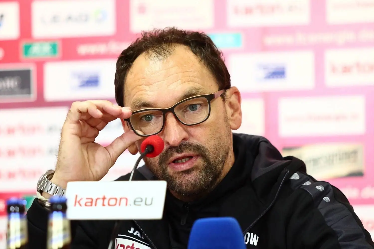 Energie-Trainer Claus-Dieter Wollitz betont, dass er dringend Alternativen im Angriff benötigt.