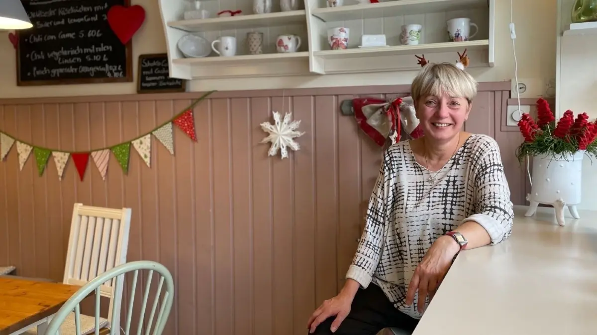 Sylvia Hübner hat ihr Café Rosali in Hoyerswerda etabliert, auch mit vielen Aktionen. Bei kulinarischen Stadtführungen ist sie dabei, genauso wie bei Kreativ-Dinnern der Volkshochschule.
12/2023: Sylvia Hübner Café Rosali Hoyerswerda